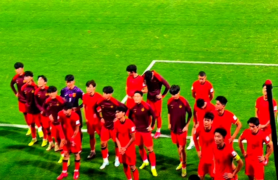 包含国内足球联赛场上斗志昂扬，球员团结拼搏的词条